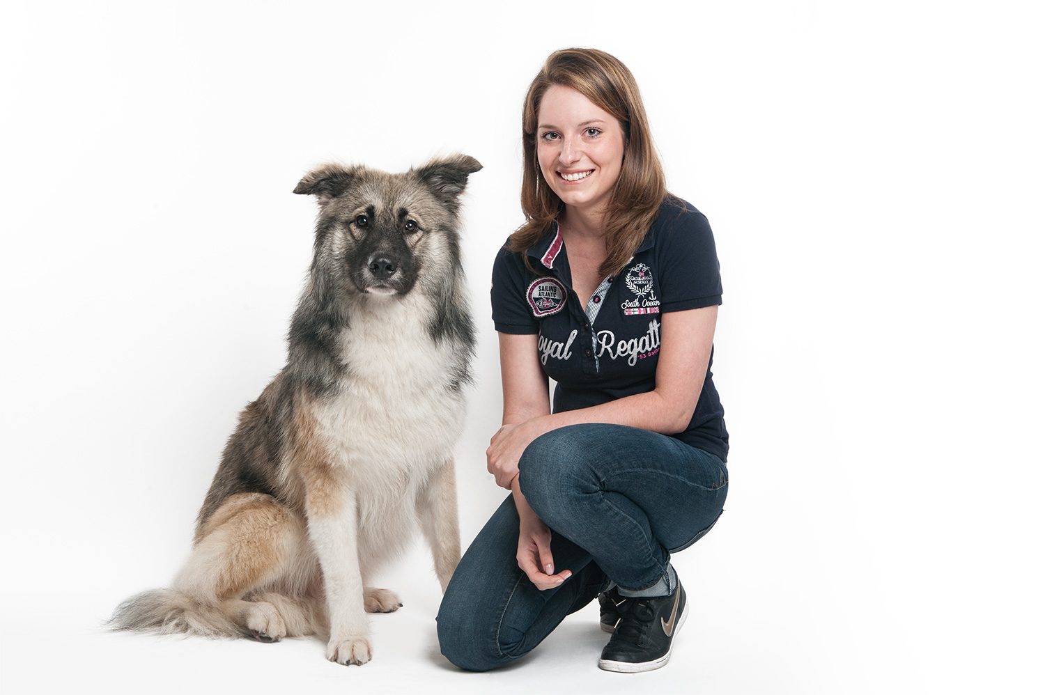Sabrina mit Hund in der Natur