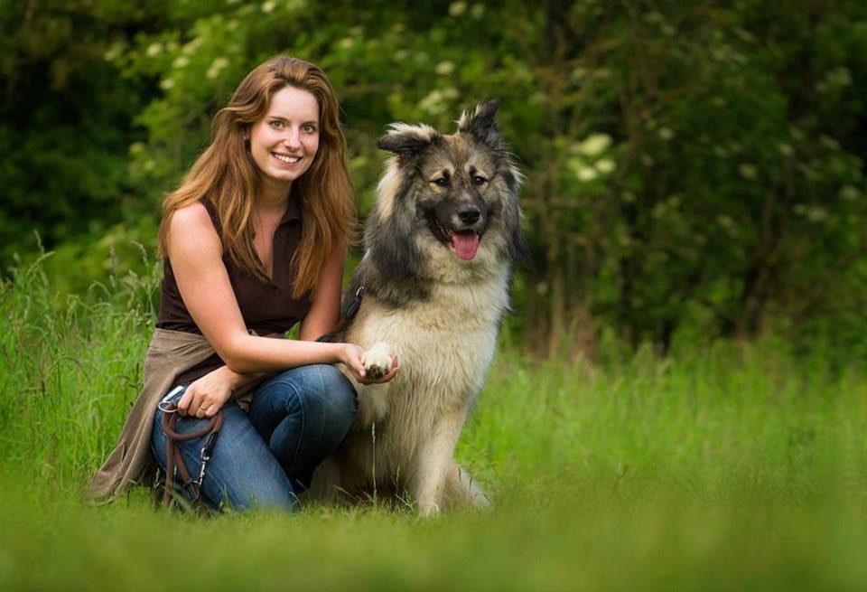 Sabrina mit Hund im Grünen